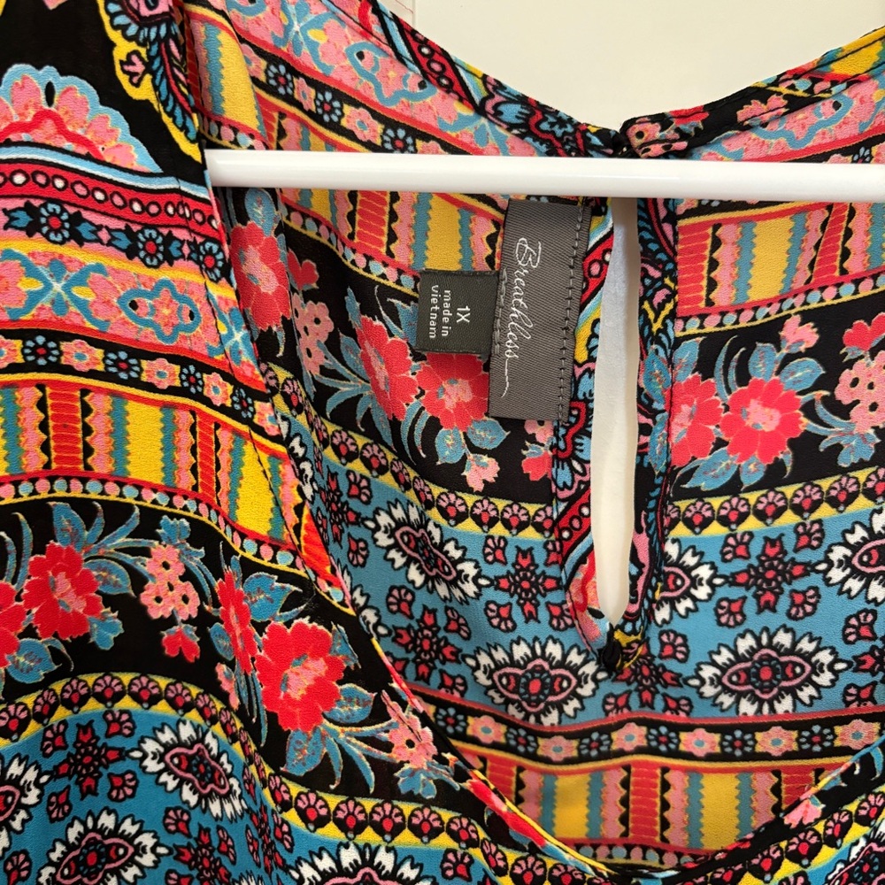 Beautiful open shoulder top by Breathless in size 1X - Picture 6 of 6